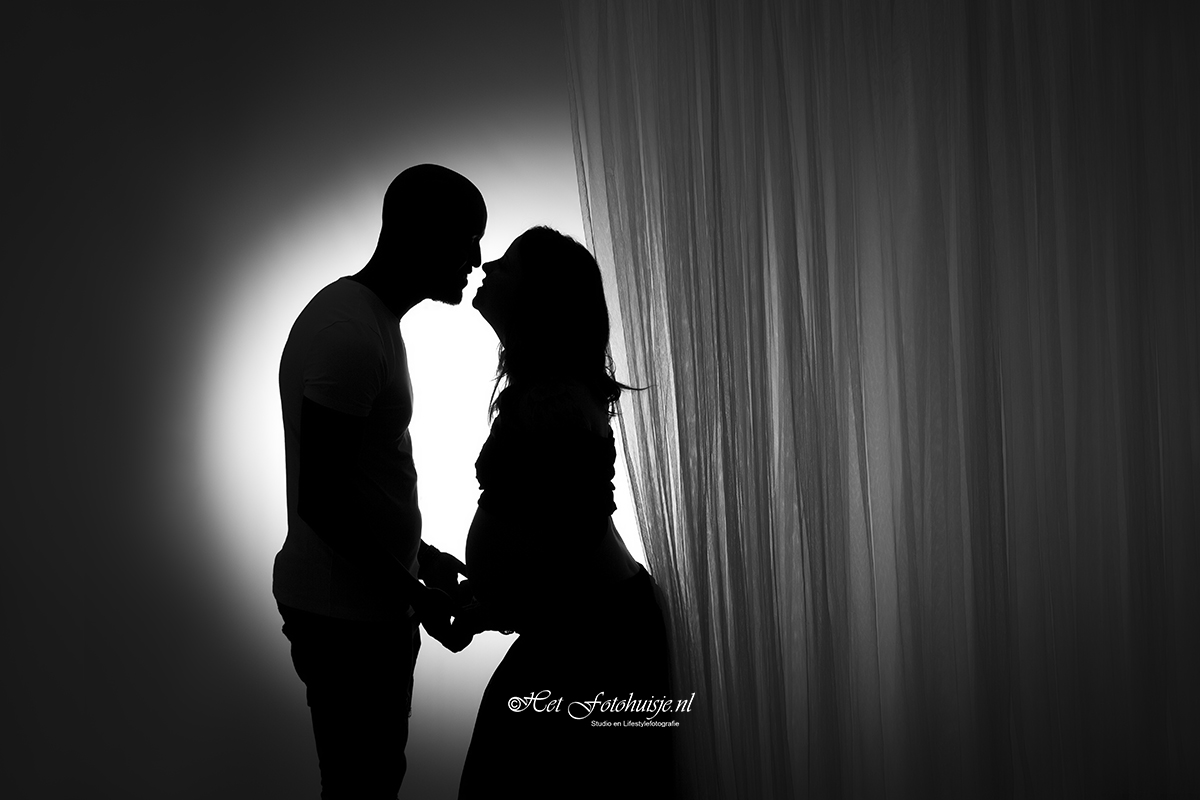 Zwangerschapshoot in de studio silhouet