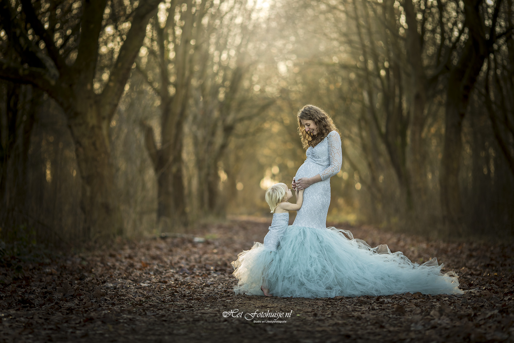 Zwangerschapsshoot mama en dochter in het bos