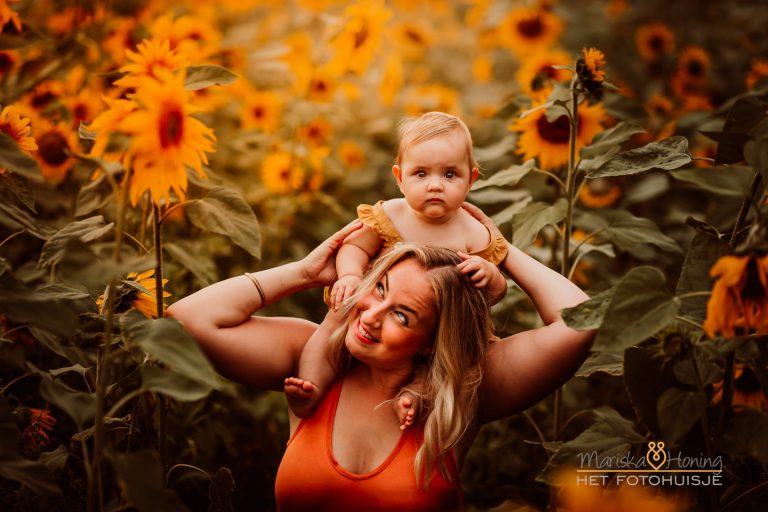 Mommy me shoot tussen de zonnebloemen